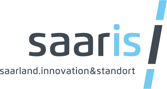 Logo für saaris mit saar in dunkelgrau und ist in hellblau. Darunter steht saarland.innovation&standort in Grau. Zwei vertikale blaue Streifen befinden sich auf der rechten Seite.