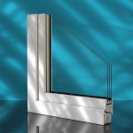 Querschnitt eines modernen, weißen Fensterrahmens mit Dreifachverglasung vor einem blauen Hintergrund mit Lichtreflexen. Der Fensterausschnitt steht aufrecht auf einer spiegelnden Fläche.